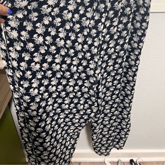 NWT Lane Bryant Floral Navy Blue & White Size 16P Jumpsuit - Picture 3 of 7